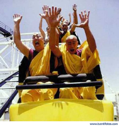 Personas de Monjes En Montaña Rusa