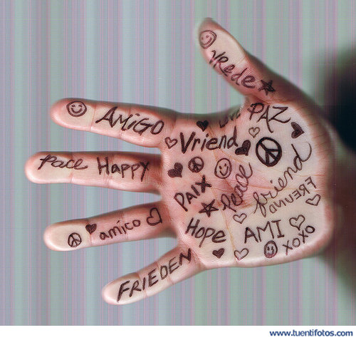 Tiernas de Mano Repleta Amistad Y Paz