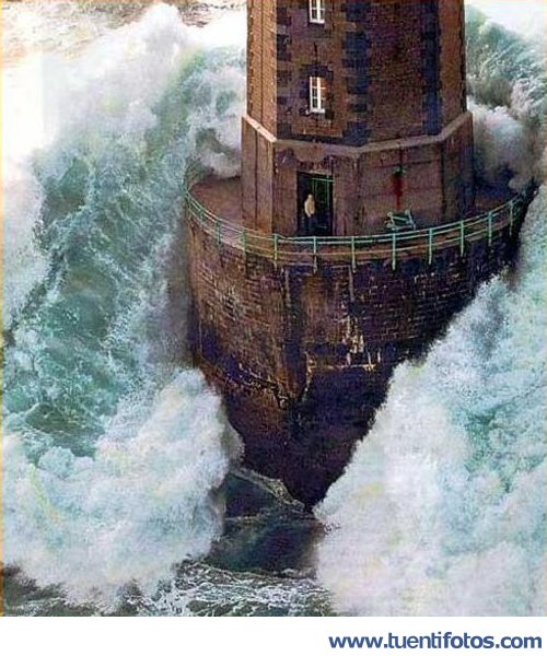 Increibles de Olas Golpean Faro
